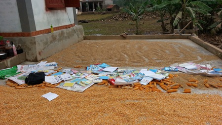 Sổ hộ khẩu, các giấy tờ liên qua của một hộ dân xóm 4 Quỳnh Trang đã ướt sạch.