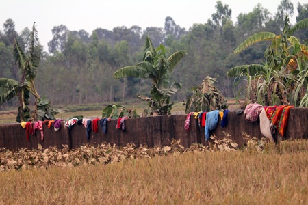 Ngổn ngang đồ đạc sau lũ dữ.