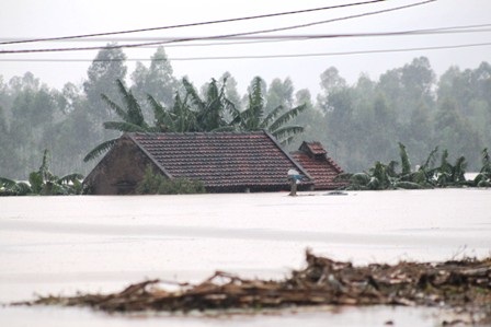 Hàng trăm ngôi nhà tại xã Quỳnh Trang bị lũ nhấn chìm (Ảnh: Doãn Hòa)