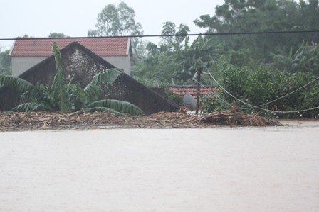 Mưa trắng xóa trời, nước đã ngập lên trên nhiều nóc nhà