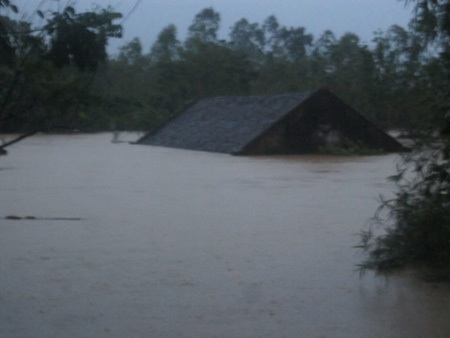 Nhà dân ở huyện Quỳnh Lưu chìm trong nước.