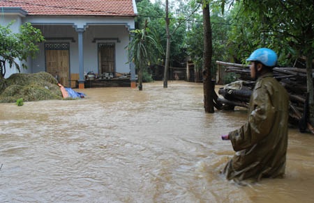 Nhiều hộ dân ở xã Nghĩa Long, huyện miền núi Nghĩa Đàn ngập sâu gần 1m.
