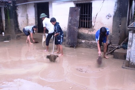 Người dân xã Quỳnh Trang, TX Hoàng Mai (Nghệ An) dọn dẹp nhà cửa sau lũ (Ảnh: Doãn Hòa)