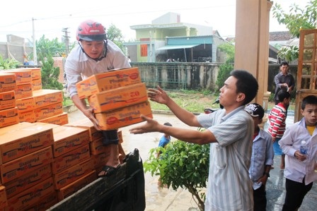 Lương thực, mỳ tôm được vận chuyển đến vùng lũ 