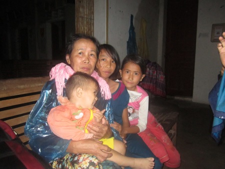 “Lũ lên nhanh quá, trôi hết cả rồi...” - 4 Người dân tại xã Quỳnh Trang, TX Hoàng Mai đang rất cần sự cứu trợ, cứu nạn