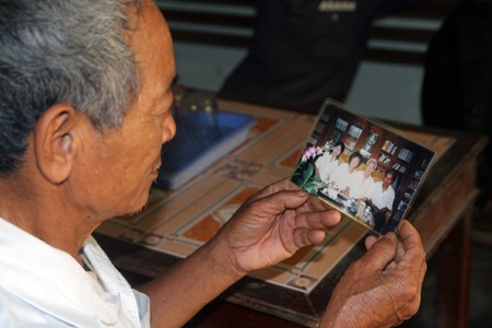 Ông Hương ngắm lại bức ảnh kỷ niệm của Đại tướng Võ Nguyên Giáp mà xót thương.