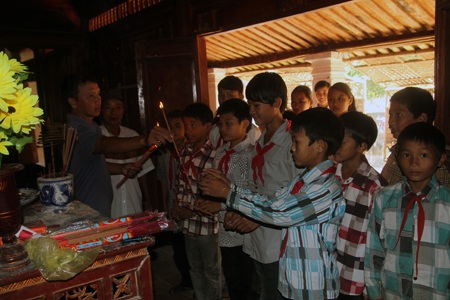 Các em học sinh đến thắp hương cho Đại tướng tại Khu nhà lưu niệm cụ Đặng Thai Mai.