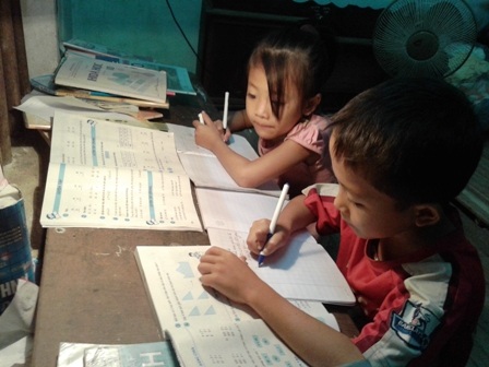 53 học sinh chưa đến trường, Phòng Giáo dục “nóng ruột” - 2 Hai đứa con của anh Nguyễn Hàm Dương (49 tuổi, xóm 8, xã Quang Sơn) tự học ở nhà hơn 1 tháng qua.