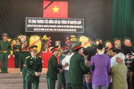 Cụ Nguyễn Đình Khánh (95 tuổi) tuy tuổi cao sức yếu vẫn cố gắng tới viếng Đại tướng