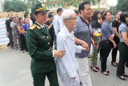 Cụ Nguyễn Đình Khánh (95 tuổi) tuy tuổi cao sức yếu vẫn cố gắng tới viếng Đại tướng