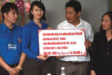 Bạn đọc báo Dân trí tại Hàn Quốc quyên góp ủng hộ bà con “rốn lũ” Hoàng Mai - 8 Những món quà tuy bé, nhưng sâu trong đó là hơi ấm ình người sau cơn lũ dữ.