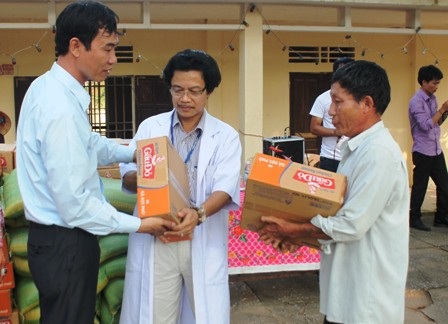 Liên quân báo chí Nghệ An trao quà cho các bệnh nhân làng phong Quỳnh Lập.