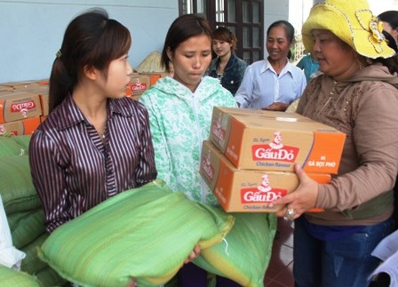 Niềm vui của bà con vùng lũ Quỳnh Lộc nhận mỳ tôm và gạo từ các nhà hảo tâm
