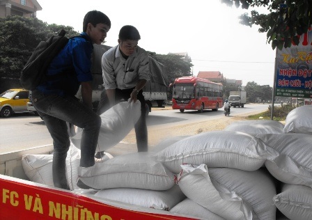 Các phóng viên vận chuyển gạo đến bà con vùng lũ 