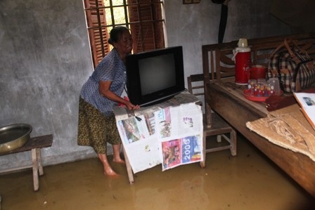 Bà Trần Thị Tiêu (65 tuổi, xã Hưng Lợi) sống đơn thân di chuyển đồ lên cao tránh lũ