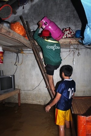 Anh Bùi Văn Hùng (32 tuổi, xóm 5, xã Hưng Nhân, huyện Hưng Nguyên) đưa đồ lên gác tránh lũ