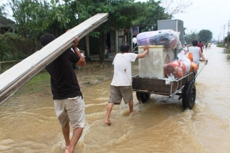 Người dân hối hả đưa tài sản, đồ đạc đi chạy lũ