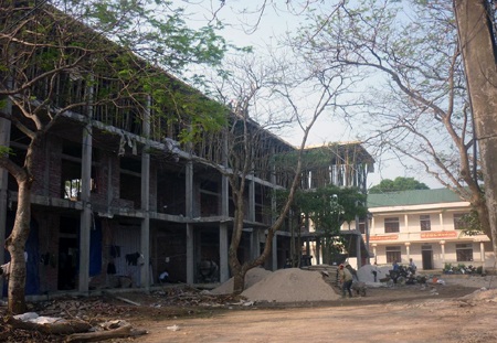 Công trình bị tạm dừng thi công để điều tra nguyên nhân tai nạn (Ảnh: Nguyễn Duy).