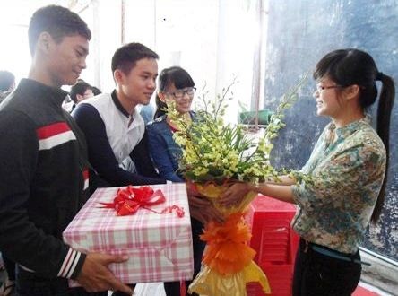 Niềm vui của cô giáo trẻ trong ngày lễ 20/11. (Ảnh: Doãn Hòa)