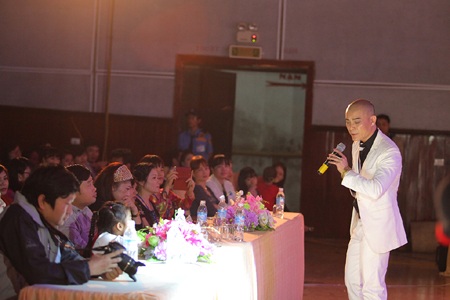 Tổ quốc nhìn từ biển do ca sĩ Hoàng Việt thể hiện.