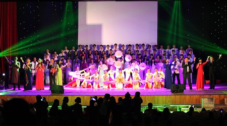 Đan xen các tiết mục văn nghệ đặc sắc...