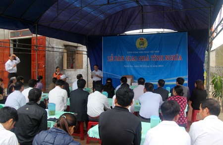 Lễ bàn giao nhà tình nghĩa cho gia đình bà Thanh, ông Liệu.