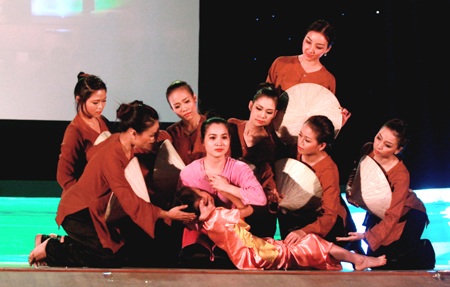 Ấn tượng và cảm động với cảnh diễn Chị đi tìm em. 