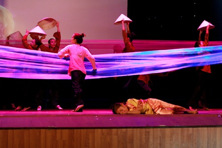 Ấn tượng và cảm động với cảnh diễn Chị đi tìm em. 