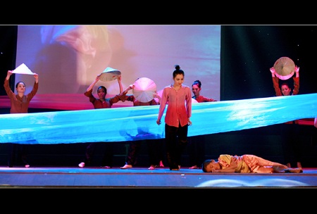 Ấn tượng và cảm động với cảnh diễn Chị đi tìm em. 