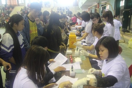 Đông đảo sinh viên ĐH Vinh tham gia ngày hội hiến máu tình nguyện