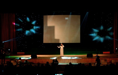 Khúc hát ru của người mẹ trẻ do NSƯT Hồng Liên thể hiện.