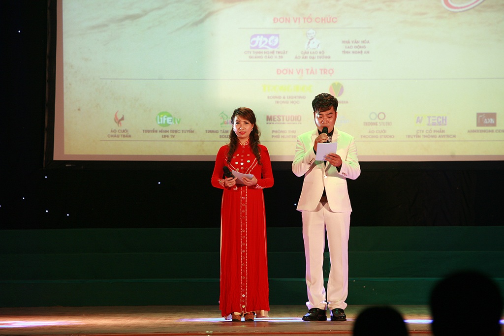 Xúc động đêm nhạc thiện nguyện “Vì khúc ruột Miền Trung” - 1 Phần giới thiệu, 2 MC cho biết: Nhân dân “