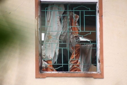 Cánh cửa sổ phòng Bí thư Đảng ủy bị hất tung sau vụ nổ