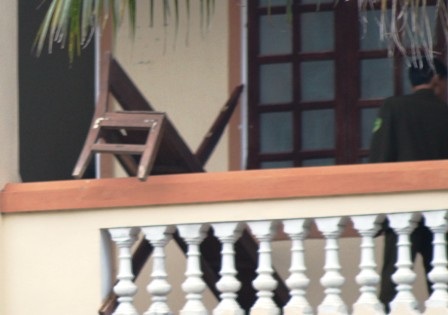 Bàn ghế trong phòng làm việc cũng bị hư hỏng do sức ép của vụ nổ