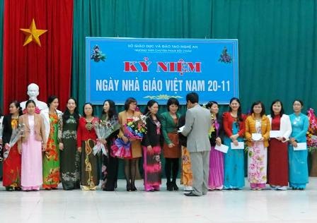 Niềm vui của cô giáo trẻ trong ngày lễ 20/11. (Ảnh: Doãn Hòa)