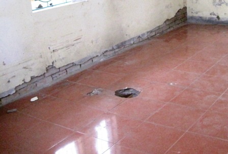 Nền nhà phòng làm việc Bí thư Đảng ủy xã Nghi Long xuất hiện lỗ hổng sau vụ nổ