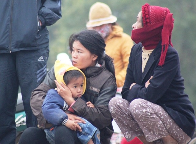 Gia đình ngư dân Hồ Vĩnh Thế ngóng chờ tin tức từ đội tìm kiếm, cứu nạn tại cảng Lạch Quèn