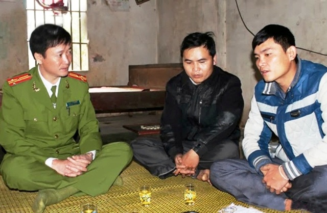 Dùng cốc thủy tinh hành hung công an xã - 1 Công an huyện Quỳ Hợp thăm hỏi, động viên công an viên Lê Văn Tiến (ngoài cùng, bên phải)