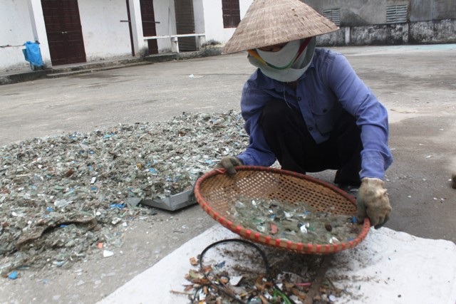 Những người phụ nữ mưu sinh bằng nghề lượm kính vỡ