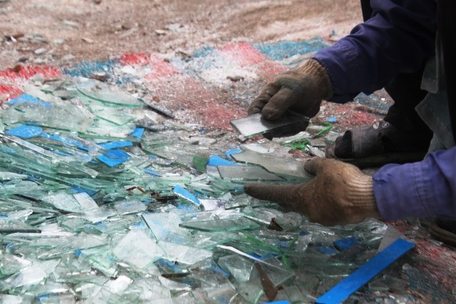 Thường xuyên tiếp xúc với gương kính vỡ nên nhiều người nửa đùa nửa thật gọi đây là nghề đổ máu