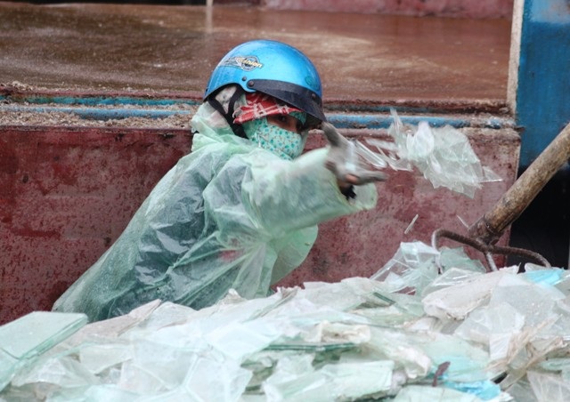 Làm bạn cùng kính, gương vỡ