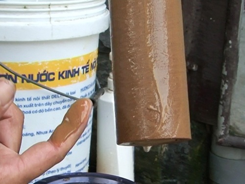 Nước máy vẩn đục, bốc mùi do ô nhiễm nguồn nước - 1 Cận cảnh tấm lọc nước lắng cặn, bẩn được lọc từ nước máy (Ảnh: Thanh Bảo)