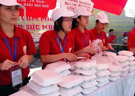 Tình nguyện viên tất bật chuẩn bị cơm cho thí sinh và phụ huynh (Ảnh: Nguyễn Duy)