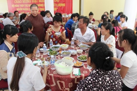 Sư thầy động viên, hỏi thăm sức khỏe và chúc sĩ tử bình tĩnh, tự tin làm bài thi tốt.