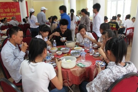 Gần 1.500 suất cơm miễn phí hỗ trợ sĩ tử