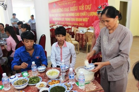 Các tăng ni, phật tử chùa Cần Linh chăm sóc bữa ăn cho các sĩ tử (Ảnh: Doãn Hòa)