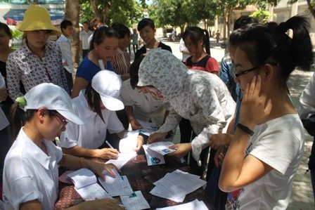 Thí sinh đăng ký nhận cơm miễn phí (Ảnh: Doãn Hòa)