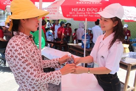 Tình nguyện viên chia lửa cùng sĩ tử trong mùa thi (Ảnh: Doãn Hòa)