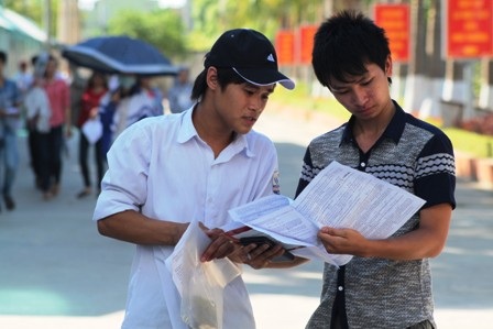 Thí sinh cùng bạn tranh luận lại &dstrok;ề thi (Ảnh: Doãn Hòa)