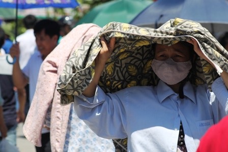 Phụ huynh mang sẵn áo khoác nắng cho con